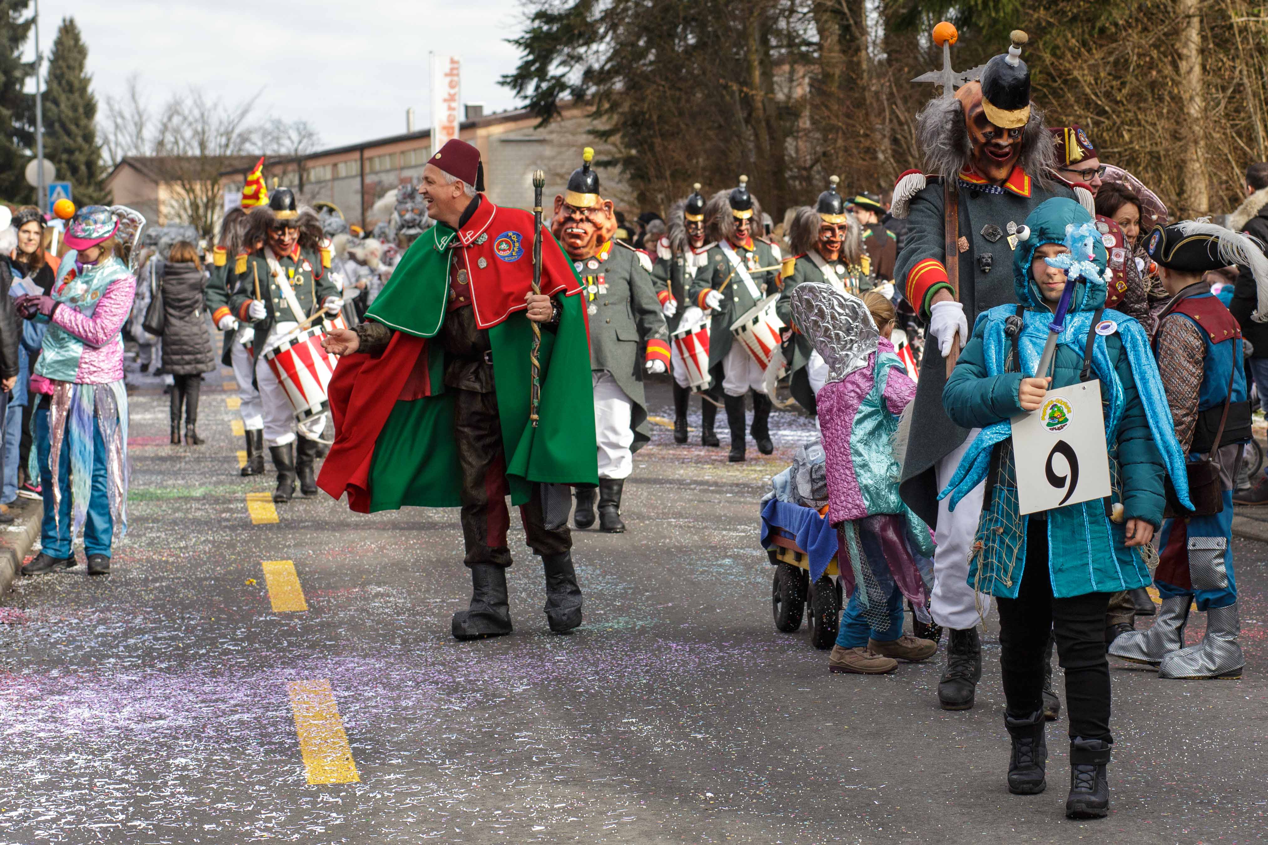 Rotseezunft Ebikon: Zunftweibel Toni mit Bööggengarde