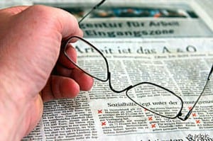 RO18_1102_Zeitung_lesen