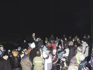 Viele aufmerksame Zuhörer nahmen an der Pfadi-Weihnachtsfeier im Wald teil. Bild rmz