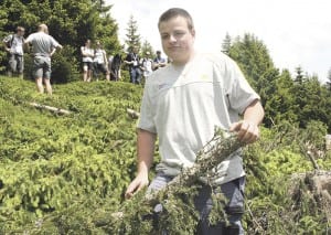 Fabian Stirnimann, angehender Anlagen- und Apparatebauer aus Root, hatte Spass an der gemeinnützigen Arbeit in Fiesch/VS. Bild apimedia