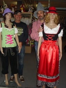 Stolz präsentieren Marcel Krauer (links) und Mats Kreienbühl  ihre «Dirndl-Models». Bild Ruedi Schumacher