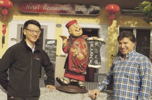 Die neuen Verantwortlichen: Senol Tunca, Besitzer und Leiter Hotelbetrieb (rechts), und Wang Jingzheng (mit Rachel Huang), zuständig für den Restaurantbetrieb. Foto Richard Schacher