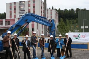 Spatenstich mit Martin Schmitz, GL Ueli-Hof AG, Roman Bischof, Leiter Hochbau Schmid AG, Walter Stadelmann und Marco Gernet, Stadelmann Baumanagement, Ueli Unternährer, VR Ueli-Hof AG, Architektin Lea Mergenthaler, Walter Unternährer, VR-Präsident Ueli-Hof AG sowie Herbert Lustenberger, Gemeinderat Ebikon. Bild zVg.