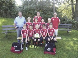 Die Rooter Ea-Junioren mit Sponsor Markus Affentranger (hinten links) sowie den Trainern Daniel Luchs und André Zihlmann. Bild zVg