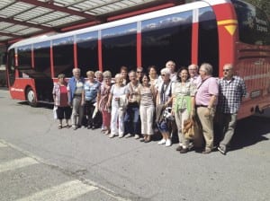 Die putzmunteren Hurris vor dem Express-Bus nach Lugano. Bild zVg