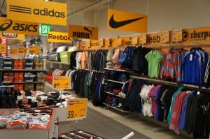 Kunden finden ein breites Sportartikel-Angebot in den orange gekennzeichneten Sport-Ecken der OTTO’S-Filialen. Bild zVg