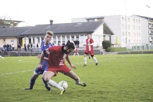 Cerza wird von den Beinen geholt. Foto Michael Nay