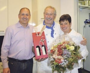 Urs Styger (Präsident TCES) gratuliert Claus und Nada Meyer. Bild Ursula Hunkeler