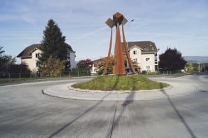 Die beiden neuen Verkehrskreisel in Buchrain setzen Akzente. Bild Robert Schütz