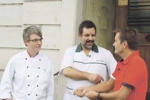 Daniel Bumann mit Martina und Roger Vogel vor dem «Bahnhöfli» in Ebikon. Bild ds