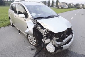 Das stark beschädigte Auto nach dem Selbstunfall. Bild zVg