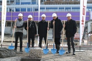 Spatenstich signalisiert Baustart: Diego Frey, Projektleiter Generalunternehmung Halter AG, Felix Hegetschweiler, Geschäftsführer Halter AG, Oliver Majer, Hornberger Architekten AG, Mario Irminger, CEO Denner und Daniel Gasser, Gemeindepräsident Ebikon.