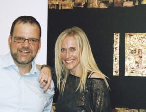 Die Künstlerin Petra Thomi mit René Plöbst, Hauptagent AXA Winterthur.