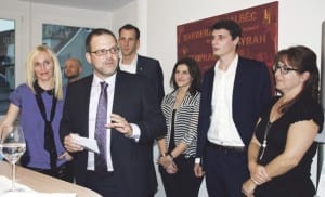 Die Künstlerin Petra Thomi (links) mit René Plöbst, Hauptagent AXA Winterthur, und seinem Team.