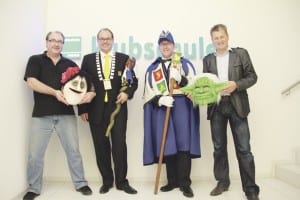 Hoher Besuch an der Klubschule Migros Luzern (v. l. n. r.): Basil Koch, Leiter Maskenkurs, Andreas Arpagaus, Präsident Luzerner Fasnachtskomitee, mit Weibel Martin Blum und Roman Ziegler, Leiter Klubschulen/Freizeit/Kulturelles, Mitglied Geschäftsleitung der Genossenschaft Migros Luzern. Bild zVg