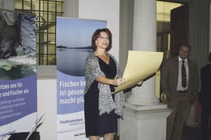 Die bekannte Sängerin Hilda Joos in der Rolle als «Luzerner Forelle» im Regierungsgebäude.  Foto Kurt Bischof