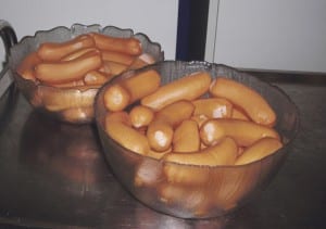 Typisches Wanderpicknick: Servelat mit Brot. Bild zVg