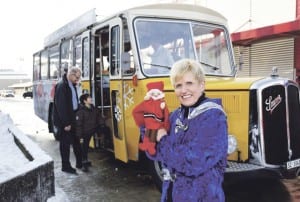 Im Oldtimer-Märlibus erzählt Märlifee Doris Villiger wunderbare  Geschichten. Bild zVg