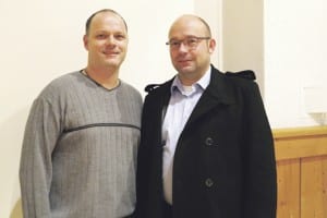 Können nach dem Willen der Rooter schon beim nächsten Einsatz  gemeinsam ausrücken: die Kommandanten der Feuerwehren  Gisikon-Honau und Root: Thomas Arnet (l.) und Karl Rogenmoser (r.). Bild shab