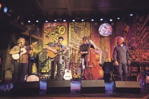 Cerfeda im Luzerner «Stadtkeller»: Pino Masullo (Chitarra Battente), Pascal Galeone (akustische Gitarre), Urs Kummer (Kontrabass) und Antonio Cerfeda (Gesang, Tamburello). Bild Emilio Masullo