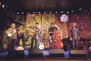 Cerfeda im Luzerner «Stadtkeller»: Pino Masullo (Chitarra Battente), Pascal Galeone (akustische Gitarre),  Urs Kummer (Kontrabass) und Antonio Cerfeda (Gesang, Tamburello). Bild Emilio Masullo