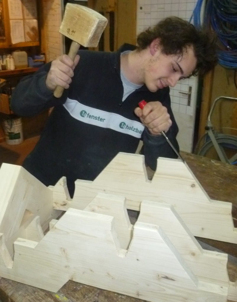 Iwan Stojkovic beim gekonnten Umgang mit filligranen Werkzeugen. Bild zVg 