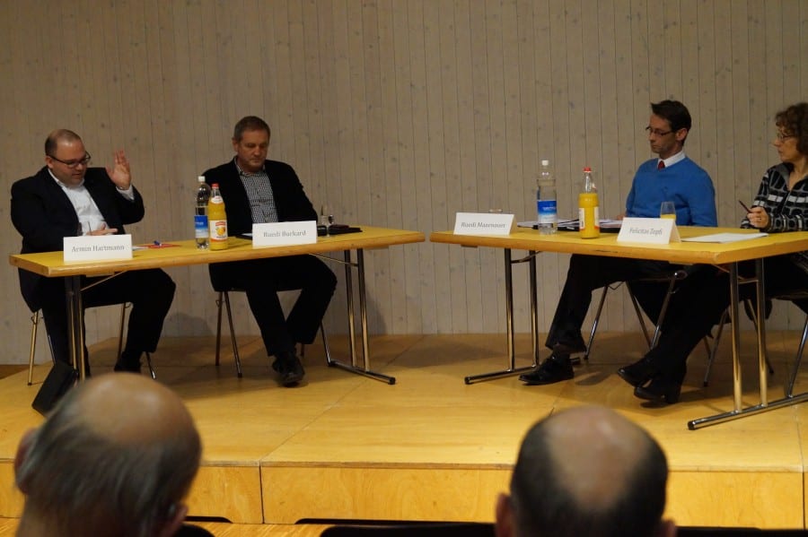 Podiumsdiskussion mit Armin Hartmann (SVP), Ruedi Burkard (FDP) und Felicitas Zopfi (SP), geleitet von Ruedi Mazenauer (rontaler). Bild Robert Schütz.