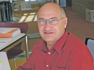 Werner Marfurt (noch) an seinem Arbeitsplatz auf dem Ebikoner Steueramt