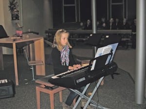 Sarina Haas am Keyboard.
