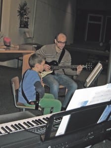 Reto Kost und David Schröter an der E-Gitarre.