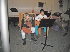 Anja Cavegn und Lea Petermann an der Gitarre.