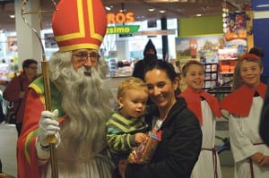 Viele der Kleinen kamen mit ihren Eltern, denn der Respekt vor dem Samichlaus war zunächst noch recht gross. Doch ganz sicher war die Freude am Ende noch viel grösser.