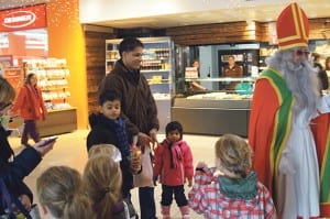 Alle Kinder freuten sich riesig, den Samichlaus endlich persönlich zu treffen. Für diesen besonderen Augenblick geht man für ein Erinnerungsfoto gern nochmal extra in Position.