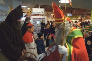 Alle Kinder freuten sich riesig, den gütigen Samichlaus endlich persönlich zu treffen. Für diesen besonderen Augenblick geht man für ein Erinnerungsfoto gern nochmal extra in Position.