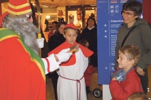 Stets an der Seite des viel beschäftigen Samichlaus waren seine treuen Begleiter, die zum Beispiel beim Tragen der Geschenke halfen.