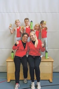 Fabio Bieri, Nevio Fries, Jan Gisler und  Ricardo Duna mit ihren Trainerinnen Deby und Yvonne Tschopp