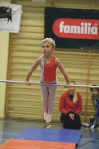 Jan Gisler, Jahrgang 2007, konzentriert am Reck. Bilder zVg.