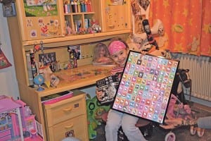 Simona Troxler (5) zeigt stolz ihre Hello-Kitty-Wackelbildersammlung.