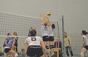 Der VBC Ebikon mit Tanja Burri und Jacqueline Schmocker am Block im Spiel gegen VBC Luzern.