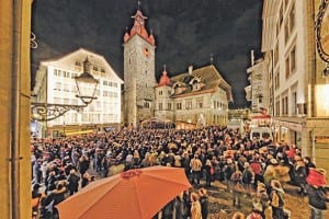 Traditionelle Weihnachtslieder klingen während dem Luzerner Adventssingen durch die Altstadt.