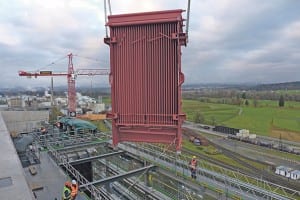 Täglich werden neue Bauteile angeliefert und mit mit riesigen Kränen in Position gebracht.