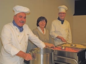 Die Köche Urs Waldispühl und Gregor Saladin zusammen mit Gemeindepräsidentin Käthy Ruckli beim Schöpfen.