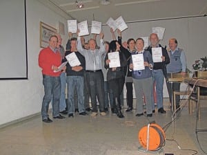 Rolf Arnet bei der Rangverkündigung, inmitten seiner Filmer-Kolleginnen und -Kollegen vom Filmerclub Sursee.