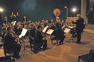 Konzentrierte Musikantinnen und Musikanten am MGPB-Adventskonzert.