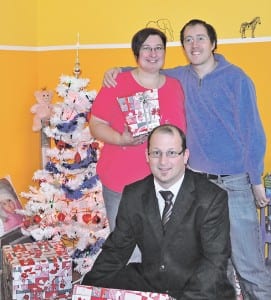 Urs Peter, Centerleiter MParc Ebikon (vorne), erfüllte den persönlichen Weihnachtswunsch von Daniela und Sascha Niederhauser aus Root.