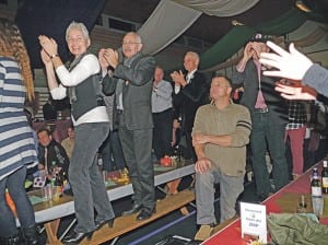 Auf den Bänken.