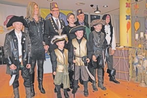 Zunftmeister und Weibelpaar 2014: Petra Kreyenbühl, Zunftmeister Martin Aregger und seine Frau Eveline, Weibel Michael Kreyenbühl, mit den Kindern Tom (10 ), Levin (5), Lionel (8), Nick (12) und Marco (14).