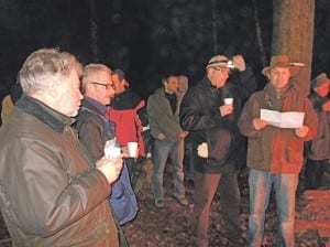 Kari Rust (rechts) erzählt eine Weihnachtsgeschichte. Bild zVg.