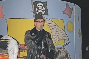 Zunftmeister Martin Aregger zeigt wie richtige Piraten begrüsst werden