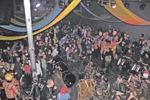 Volles Haus und Bombenstimmung an der legendären Gluggsete-Party. Bilder zVg.